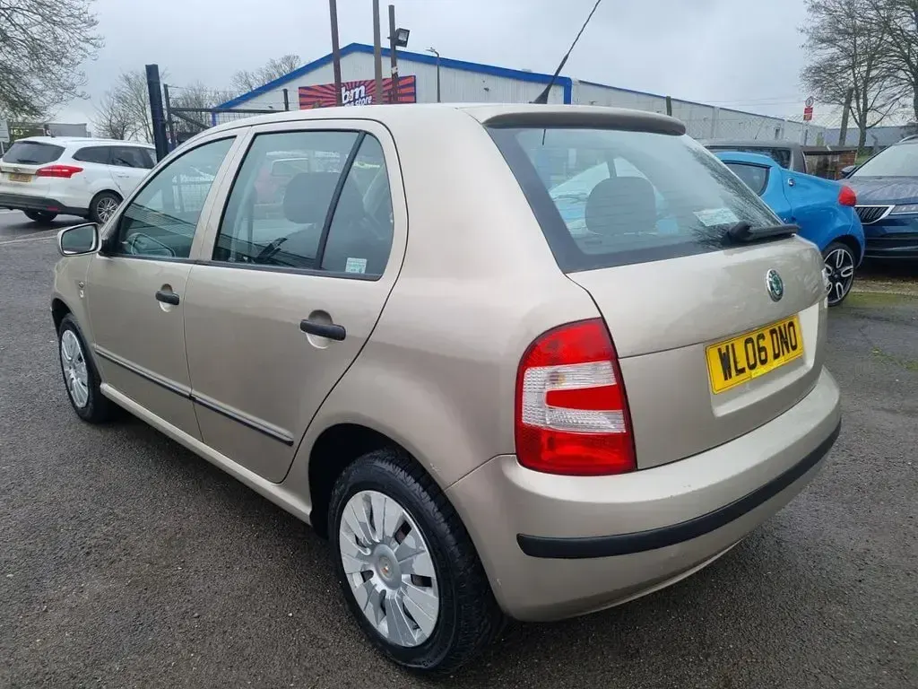 Usado Skoda Fabia Ambiente 64 HP (47 kW) 2006 Bege Citadino
