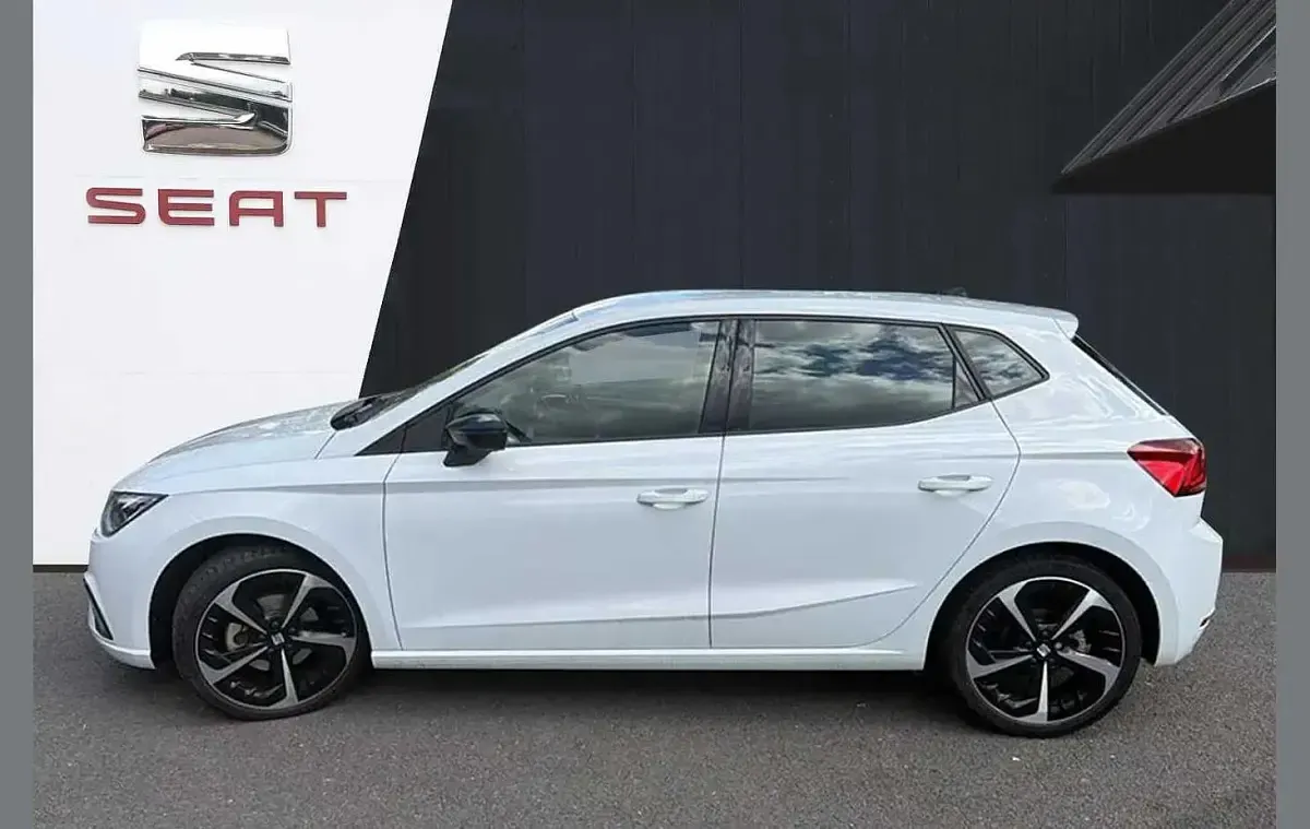 Used Seat Ibiza FR Sport 113 HP (83 kW) 2024 White Hatchback