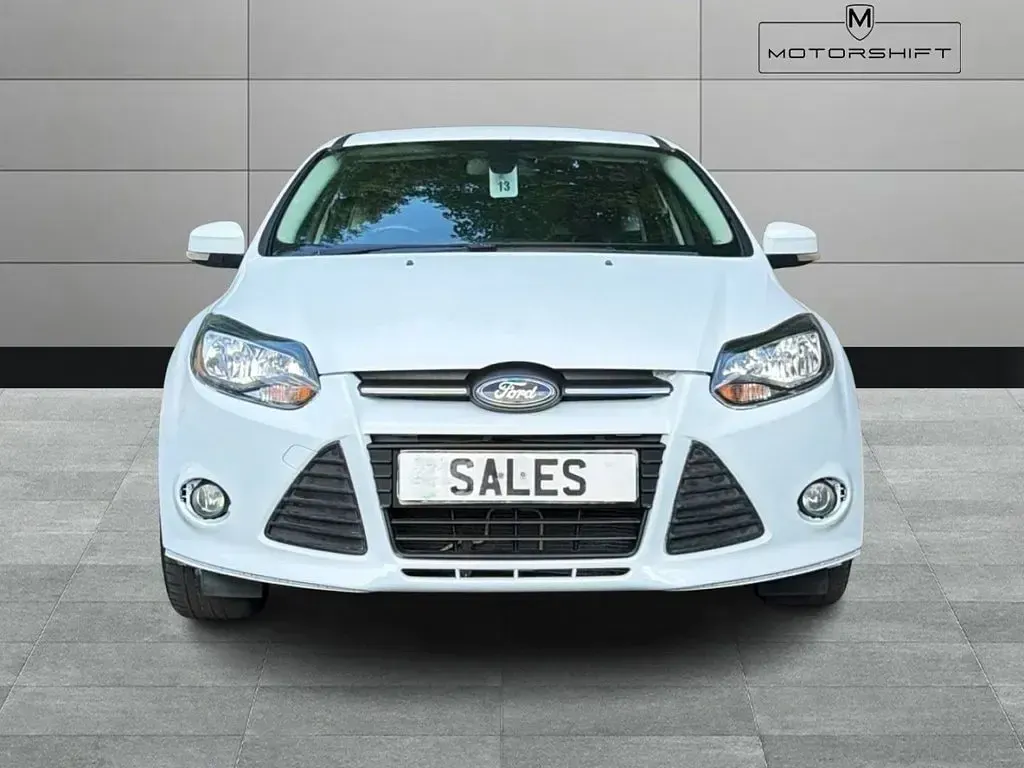 Used Ford Focus Zetec 105 HP (77 kW) 2013 White Hatchback