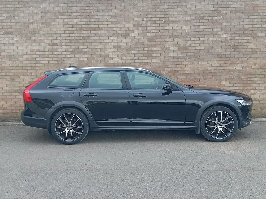 Used Volvo V90 CC Plus 250 HP (183 kW) 2020 Black Estate