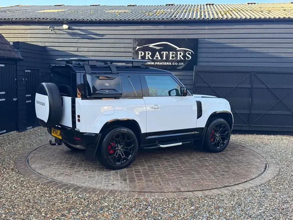 Used Land Rover Defender HSE Dynamic 250 HP (183 kW) 2024 White SUV