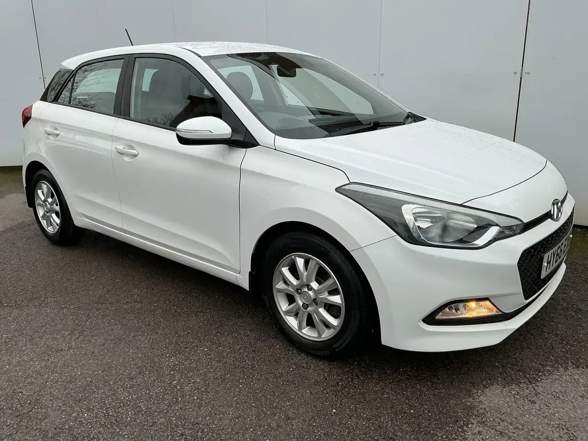 Used Hyundai i20 SE 90 HP (66 kW) 2016 White Hatchback