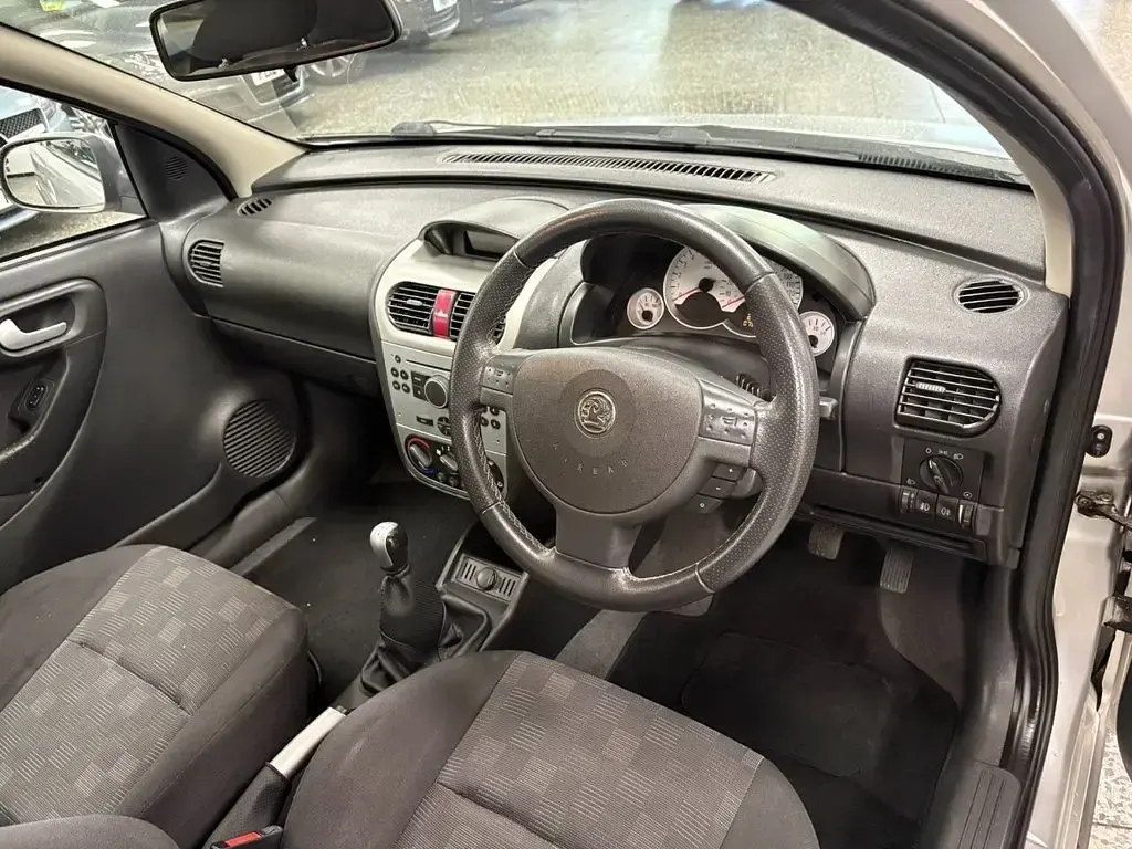 Used Vauxhall Corsa 80 HP (58 kW) 2005 Silver Hatchback