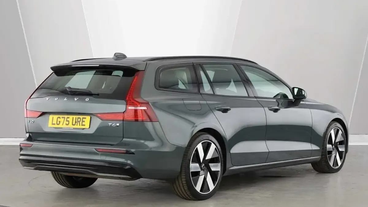 Used Volvo V60 Plus 345 HP (253 kW) 2025 Green Estate