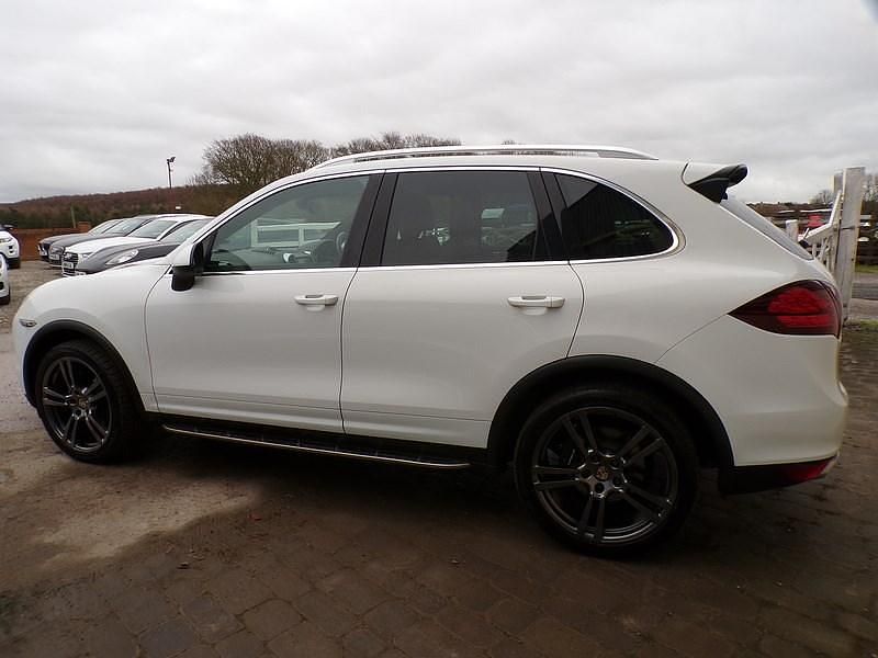 Used Porsche Cayenne 245 HP (180 kW) 2012 White SUV
