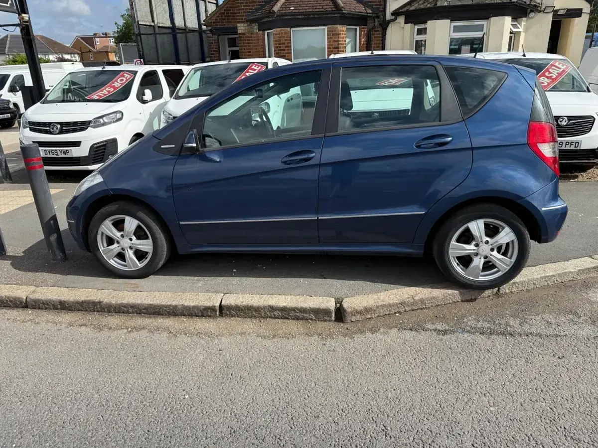 Used Mercedes A180 Avantgarde 109 HP (80 kW) 2011 Blue Hatchback