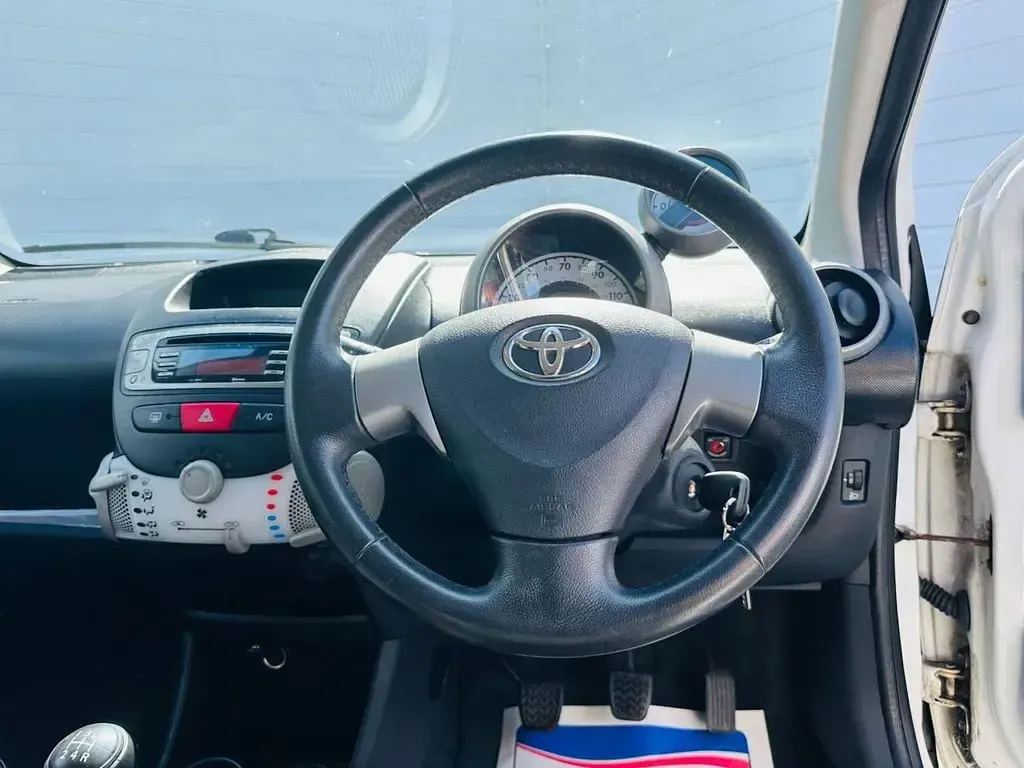Used Toyota Aygo 68 HP (50 kW) 2012 White Hatchback