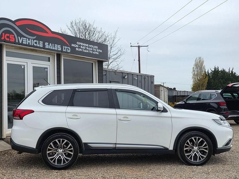 Used Mitsubishi Outlander 150 HP (110 kW) 2016 White SUV