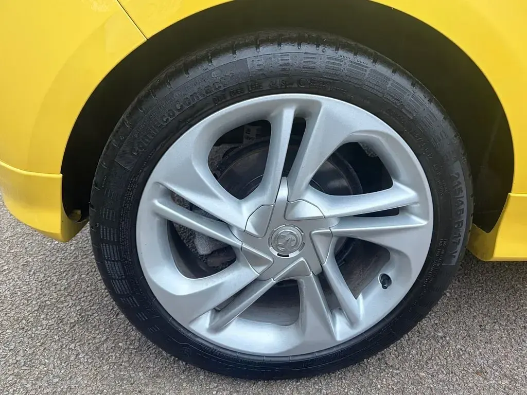 Second-hand Vauxhall Corsa SRi 2015 Galben Hatchback