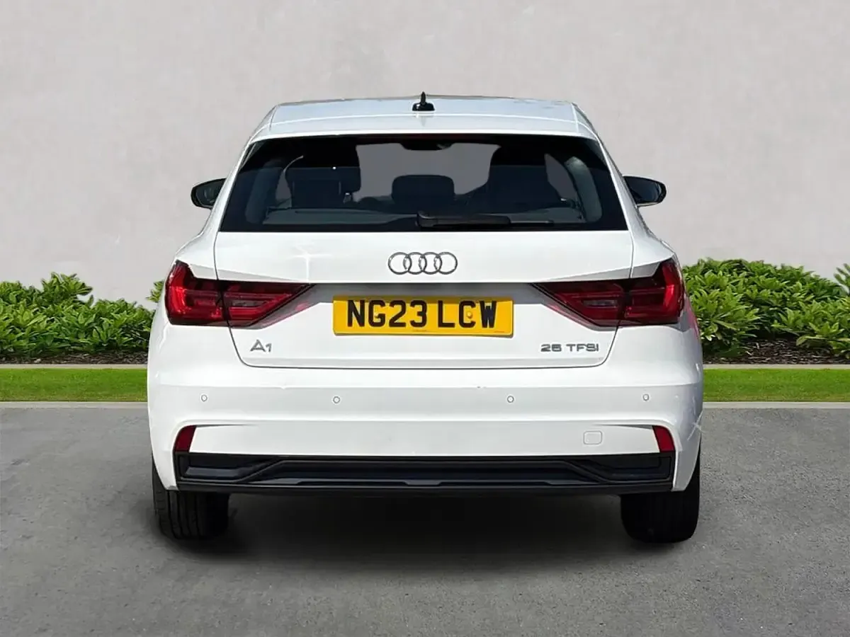Used Audi A1 Sportback Sport 95 HP (69 kW) 2023 White Hatchback