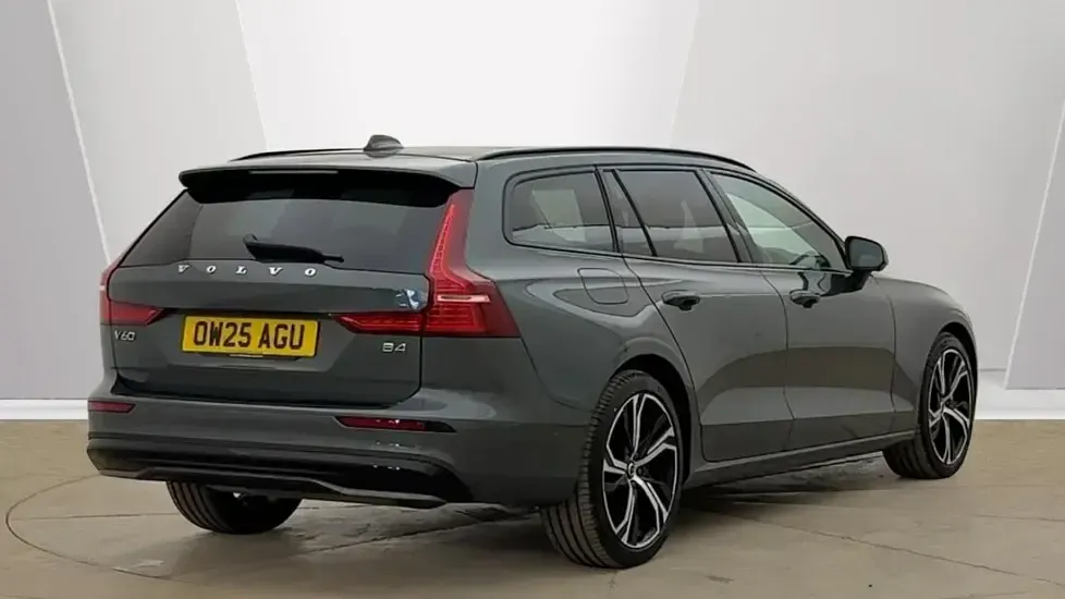 New Volvo V60 Ultra 197 HP (144 kW) 2025 Forest lake Estate
