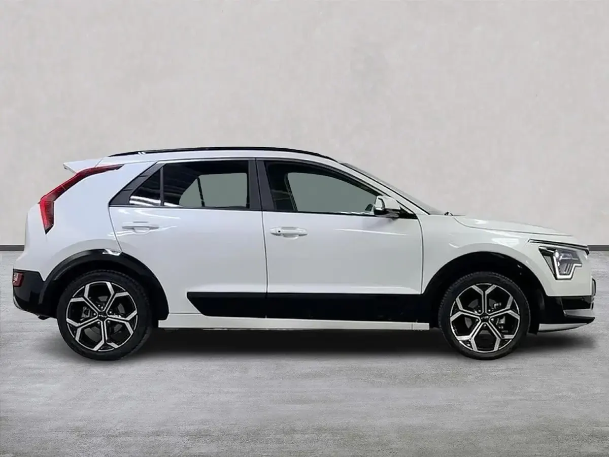 Used Kia Niro 2024 White SUV