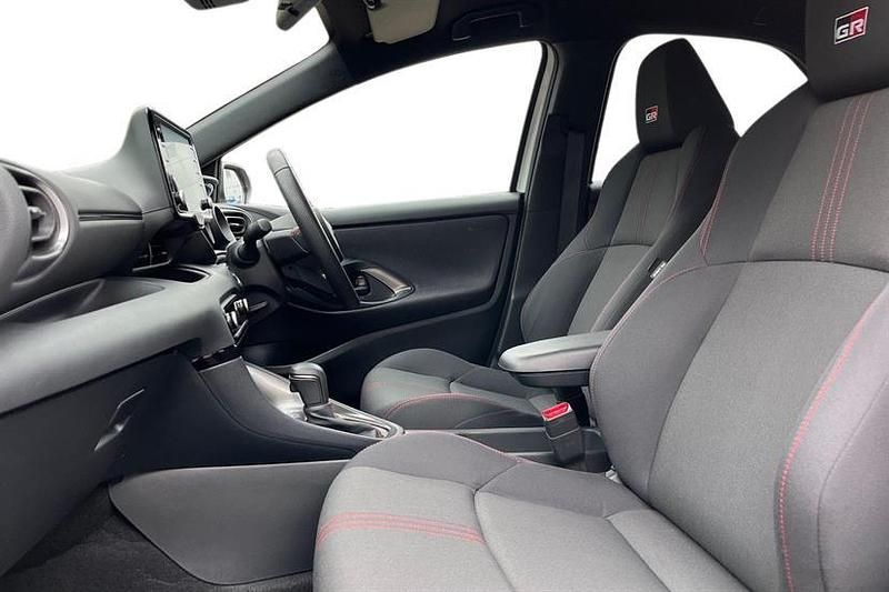 Used Toyota Yaris Hybrid Sport 116 HP (85 kW) 2023 White Hatchback