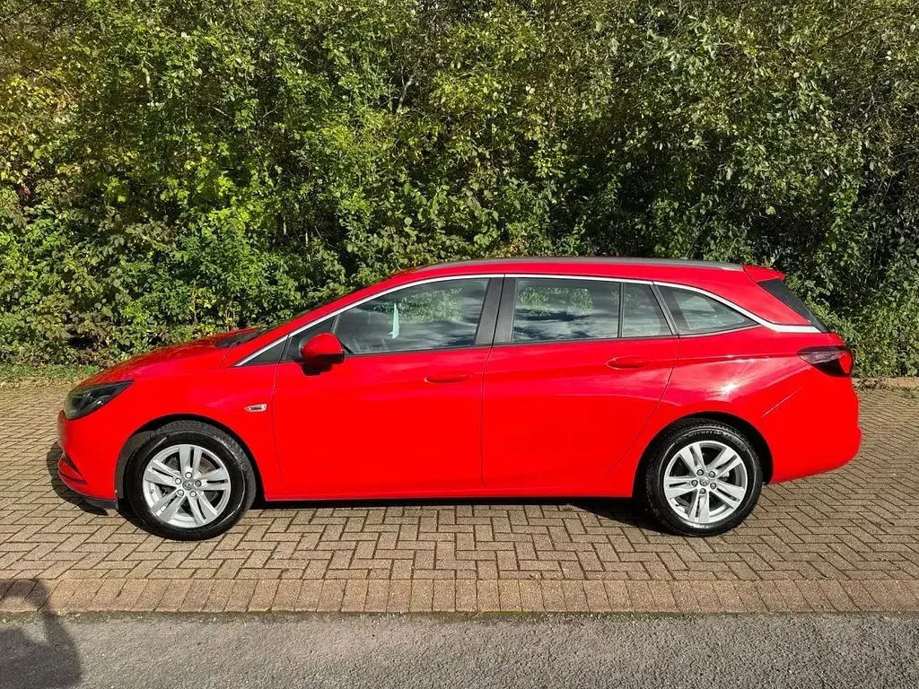 Used Vauxhall Astra Design Edition 110 HP (80 kW) 2017 Red Estate