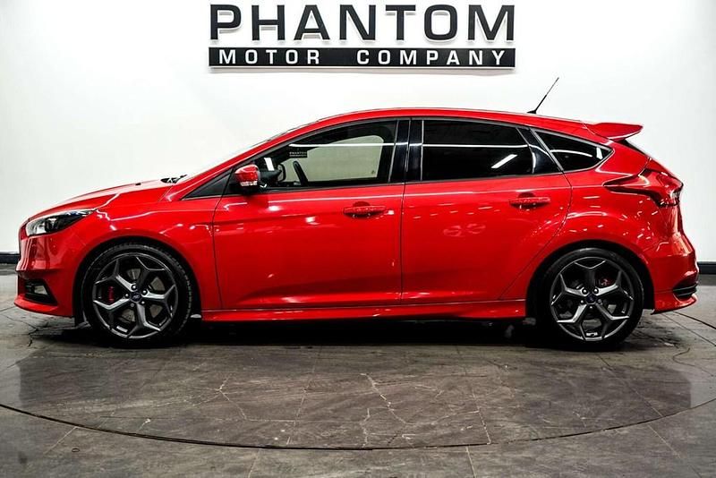 Used Ford Focus ST 250 HP (183 kW) 2016 Red Hatchback