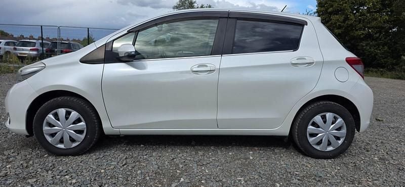 Used Toyota Yaris 99 HP (72 kW) 2013 White Hatchback