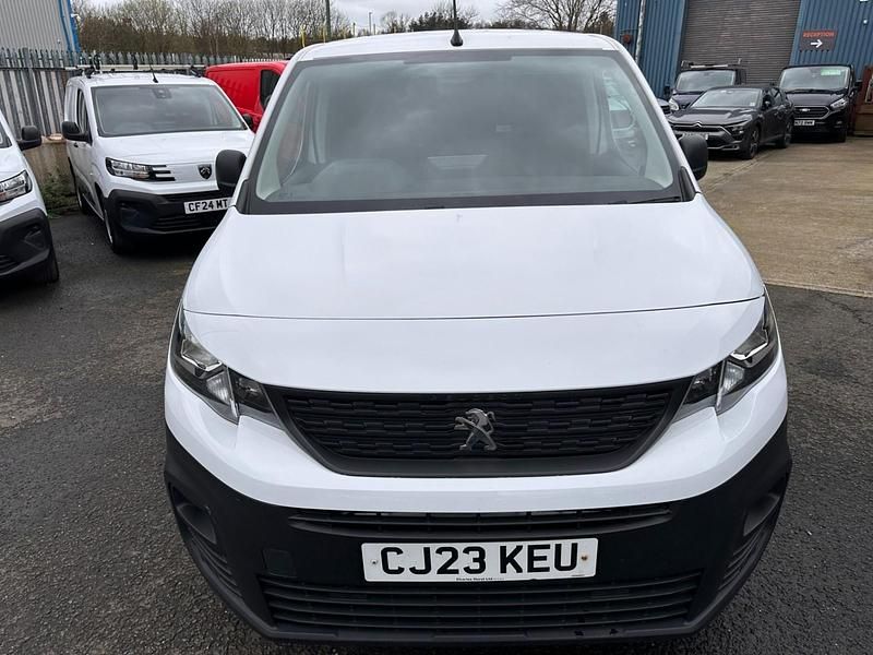 Second-hand Peugeot Partner Premium 131 CP (96 kW) 2023 Alb Monovolum