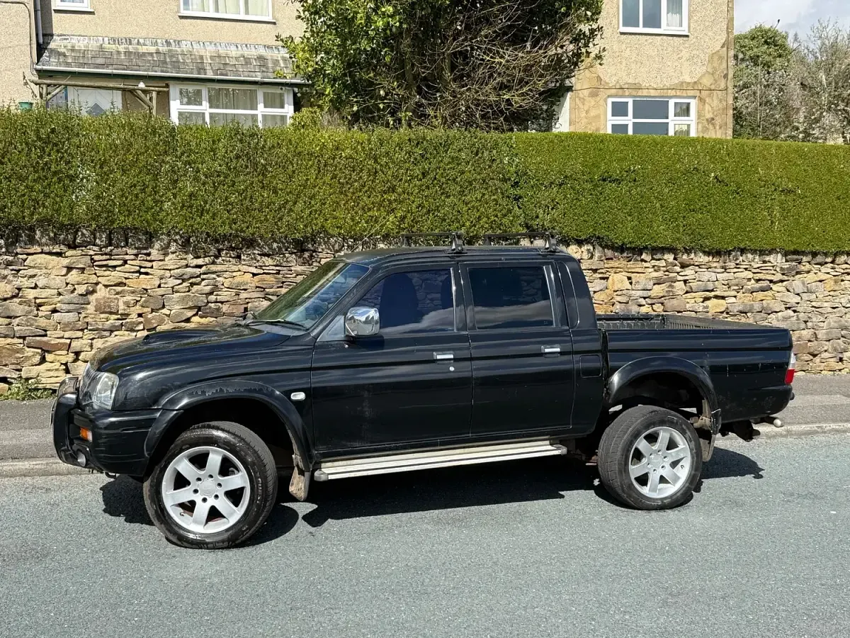 Käytetty Mitsubishi L200 Warrior 113 HP (83 kW) 2003 Musta Nouto
