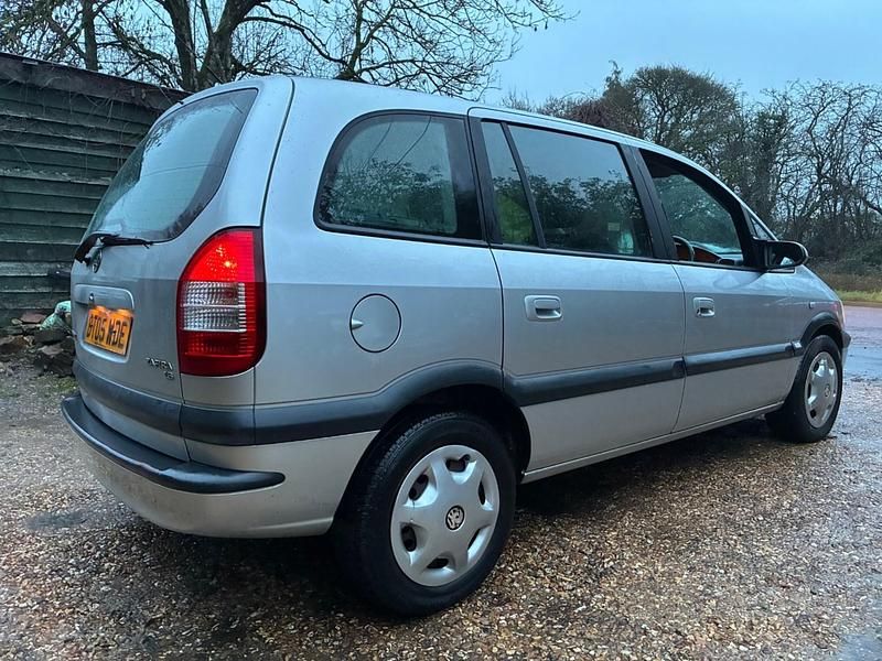 Second-hand Vauxhall Zafira Design Edition 2005 Argintiu Monovolum