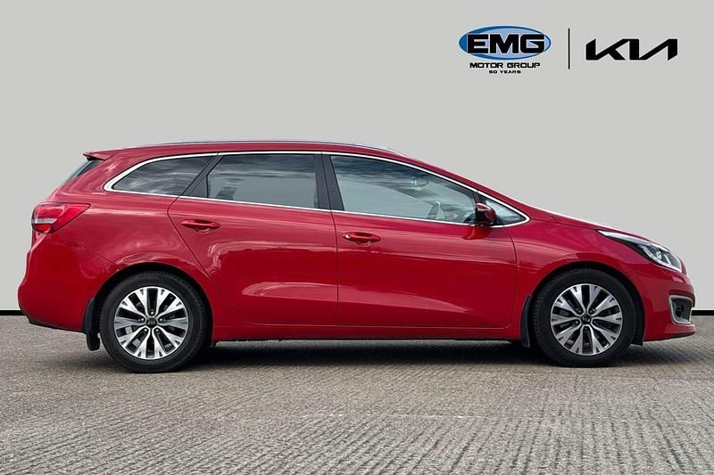 Used Kia Ceed 118 HP (86 kW) 2016 Red Hatchback