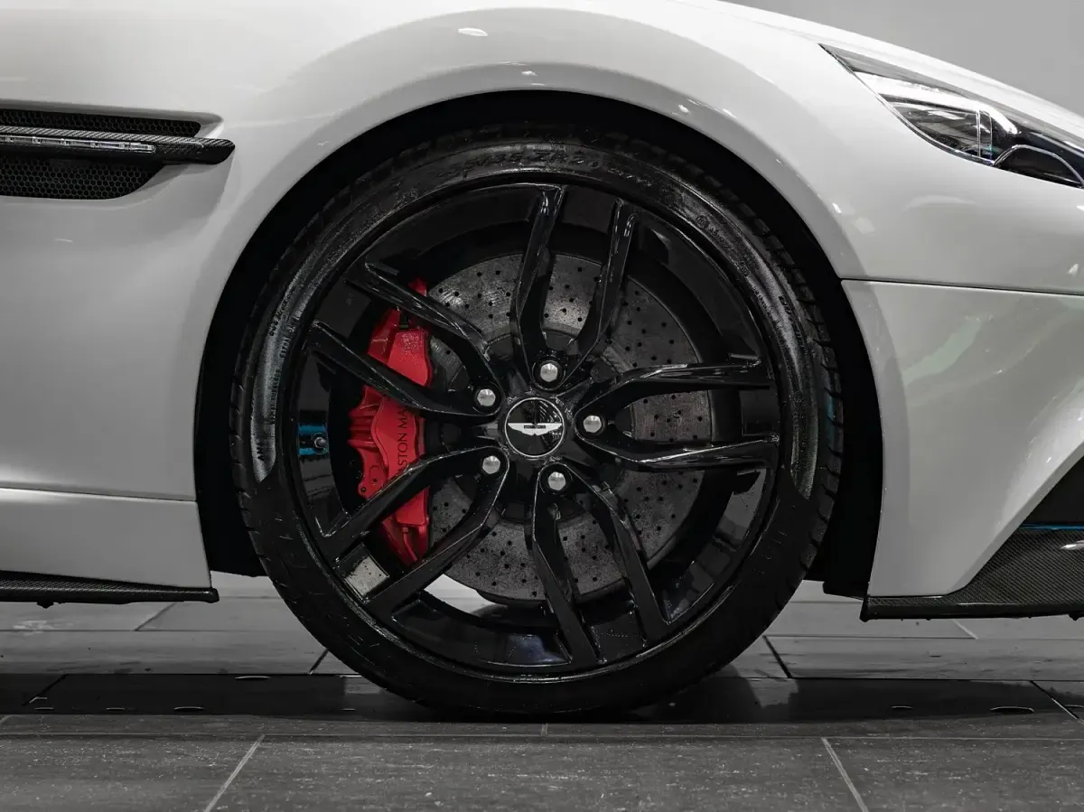 Used Aston Martin Vanquish 568 HP (417 kW) 2015 White Cabriolet
