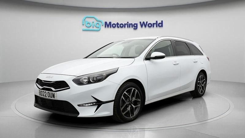 Used Kia Ceed 2022 White Hatchback