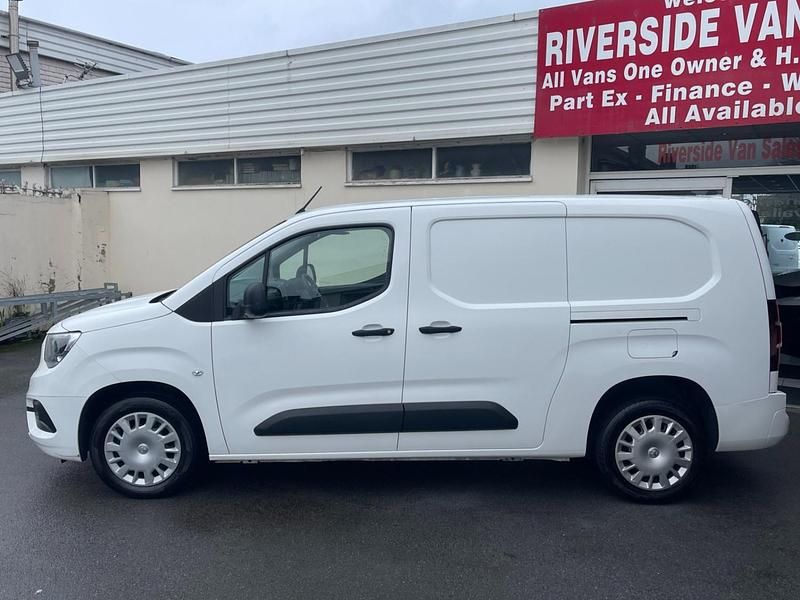 Usado Vauxhall Combo Sportive 100 HP (73 kW) 2020 Branco Monovolume