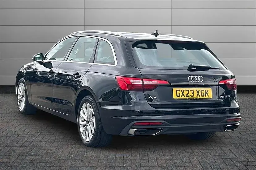 Używany Audi A4 Comfort 150 KM (110 kW) 2023 Czarny Kombi
