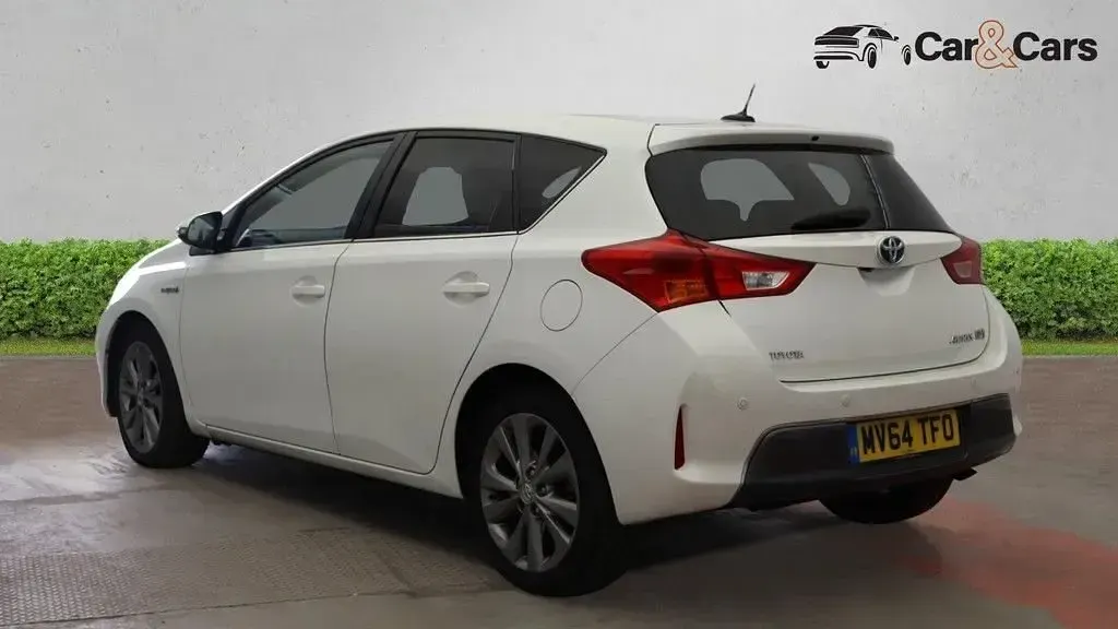 Used Toyota Auris 136 HP (100 kW) 2014 White Hatchback