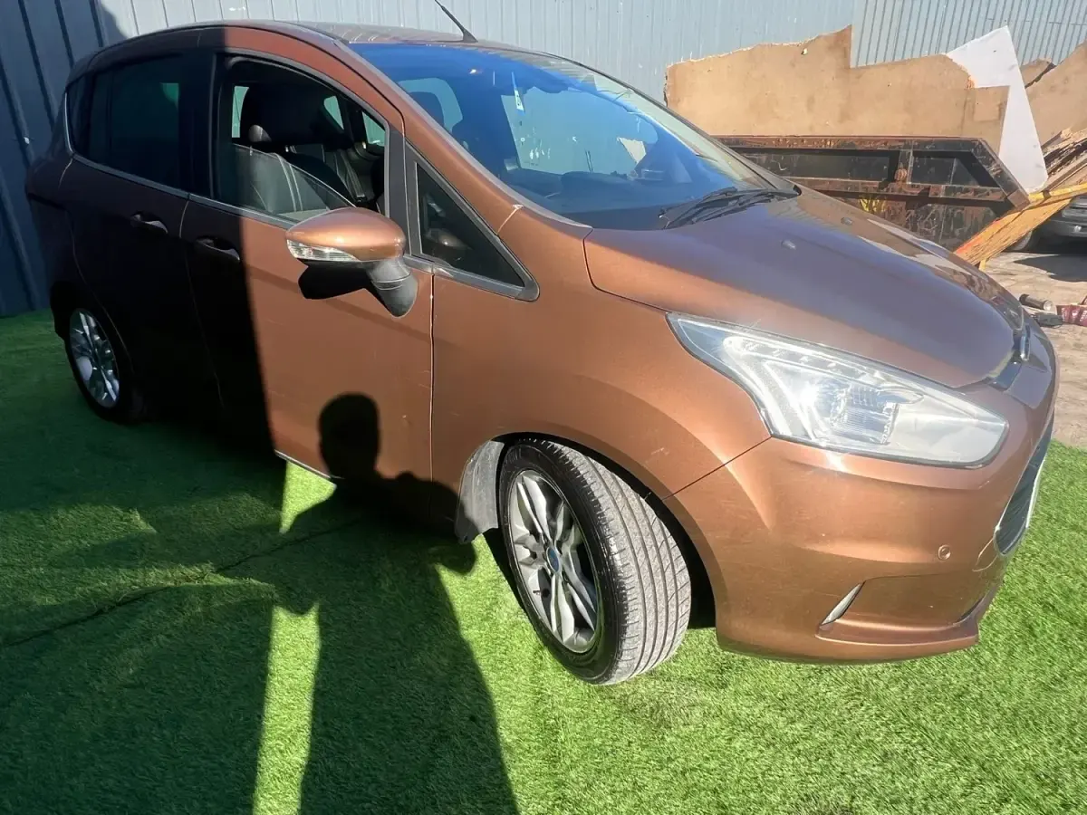 Usado Ford B-MAX Titanium X 105 HP (77 kW) 2015 Dourado Monovolume