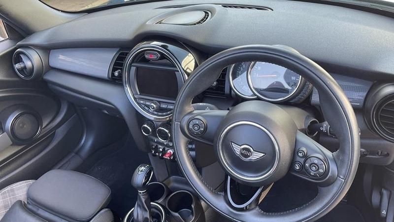 Used Mini Cooper 134 HP (98 kW) 2016 White Hatchback