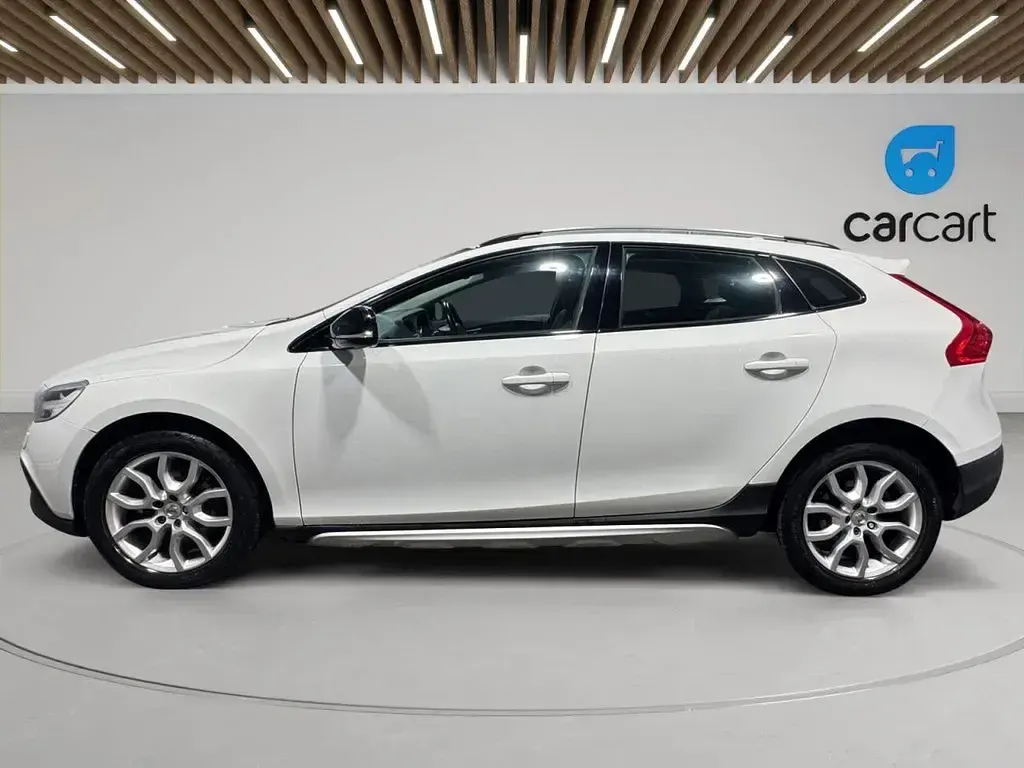 Used Volvo V40 Pro 152 HP (111 kW) 2018 White Hatchback