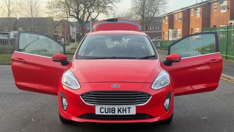 Used Ford Fiesta Zetec 85 HP (62 kW) 2018 Red Hatchback