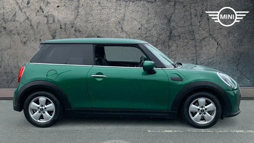 Usado Mini Cooper Classic 134 HP (98 kW) 2023 Verde Citadino