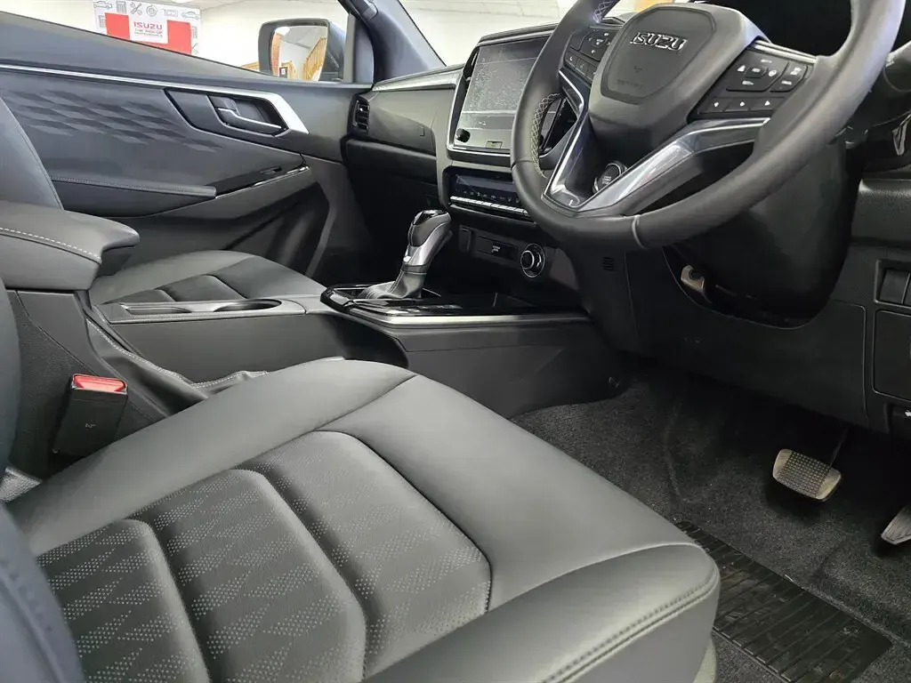 New Isuzu D-Max 163 HP (119 kW) 2025 Silver Pickup