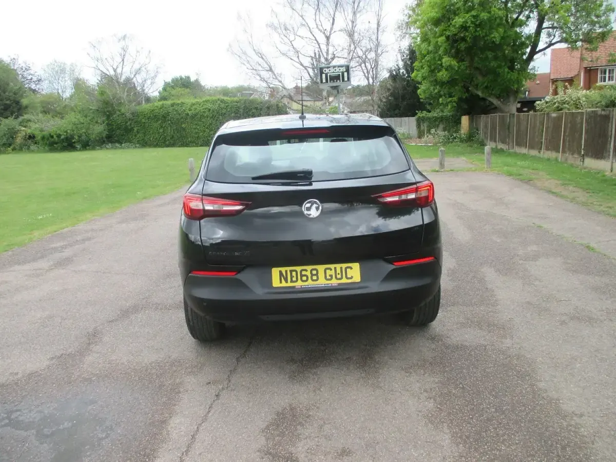 Usado Vauxhall Grandland X S 130 HP (95 kW) 2019 Preto SUV
