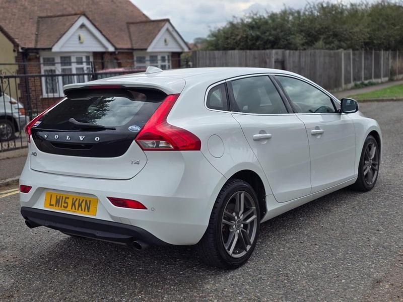 Used Volvo V40 SE 178 HP (130 kW) 2015 White Estate