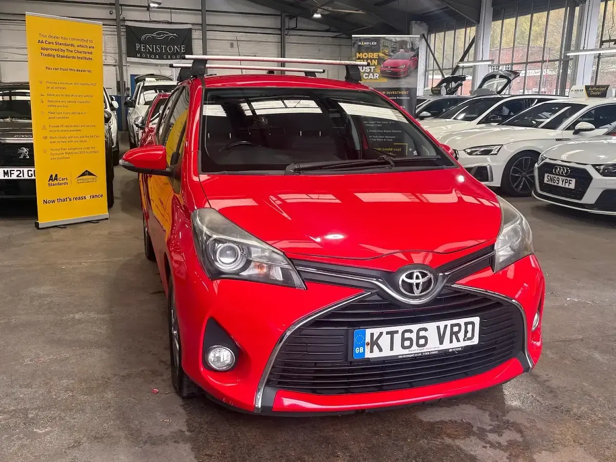Używany Toyota Yaris 99 KM (72 kW) 2017 Czerwony Hatchback