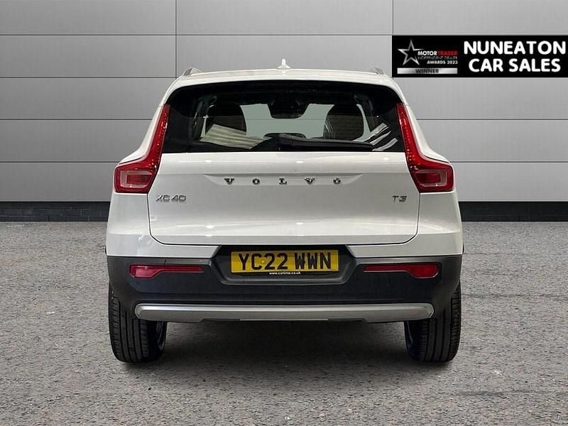 Used Volvo XC40 Momentum 163 HP (119 kW) 2022 White SUV