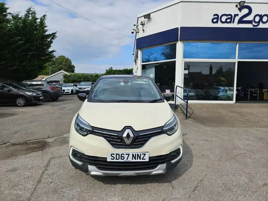 Used Renault Captur Dynamique 90 HP (66 kW) 2017 Cream/black SUV