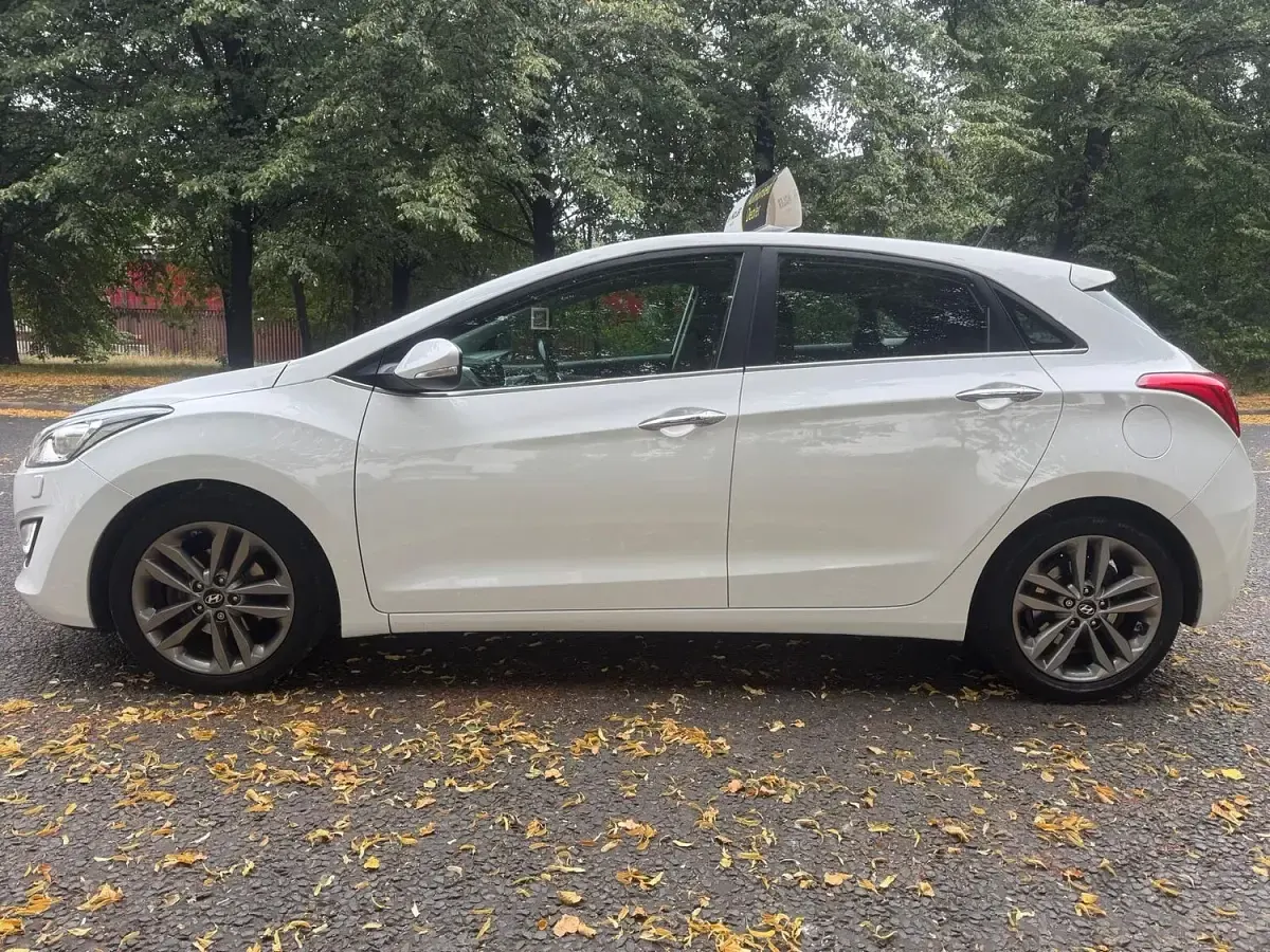 Used Hyundai i30 Premium 118 HP (86 kW) 2016 White Hatchback