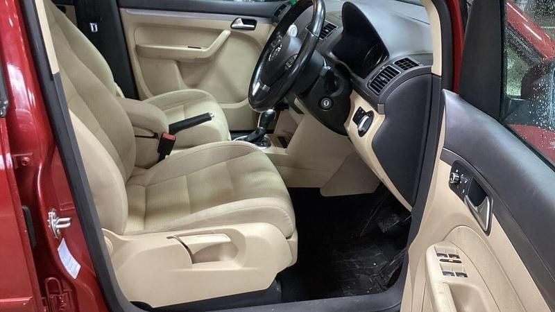 Used VW Touran SE 105 HP (77 kW) 2011 Red MPV