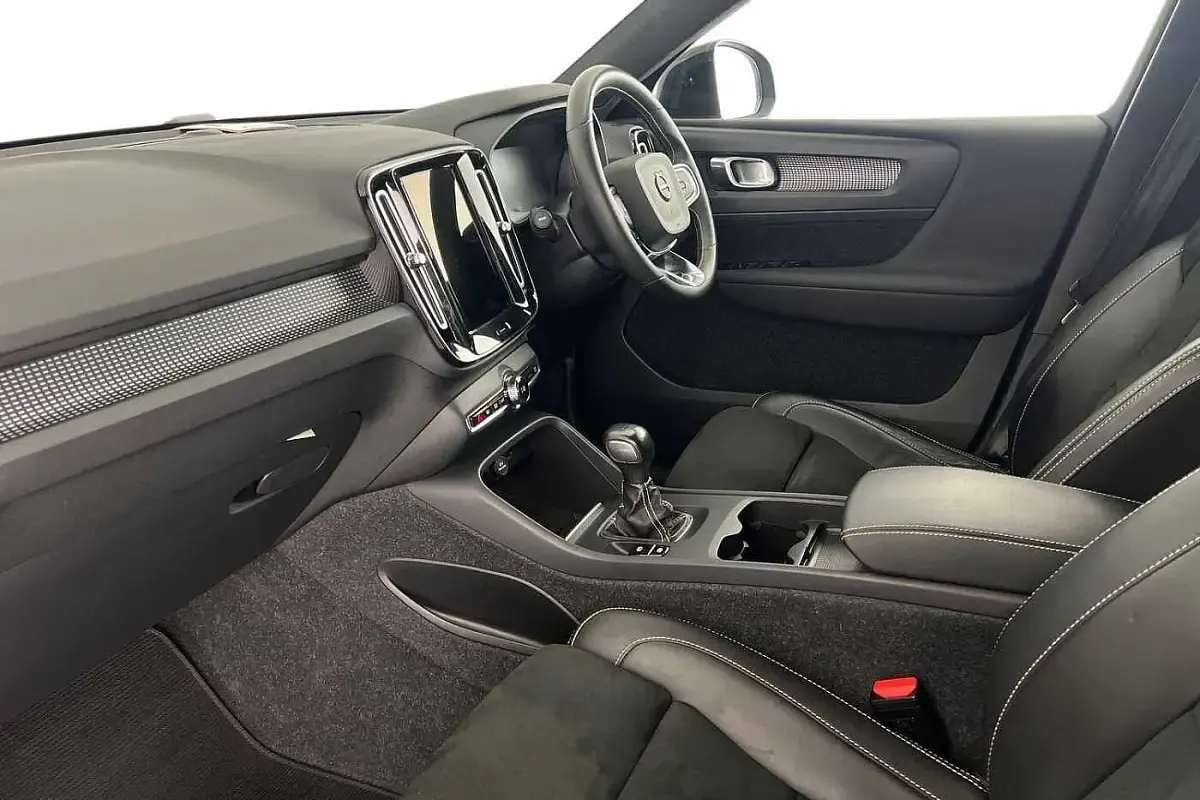 Used Volvo XC40 R-Design 163 HP (119 kW) 2021 Black SUV