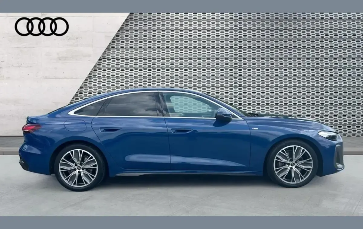 Second-hand Audi A5 S-Line 200 CP (147 kW) 2025 Albastru Berlinǎ