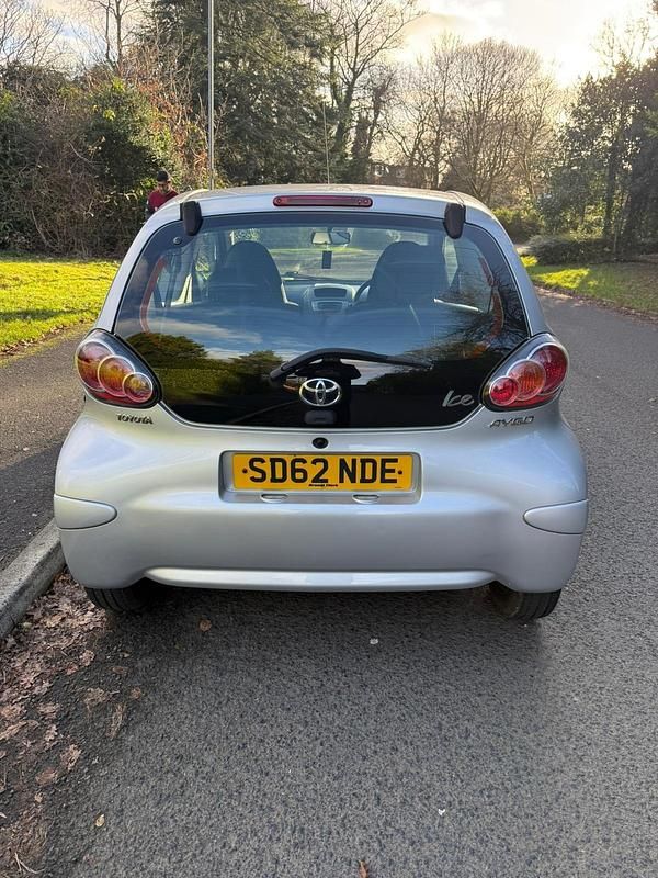Gebraucht Toyota Aygo 68 PS (50 kW) 2012 Silber Kleinwagen