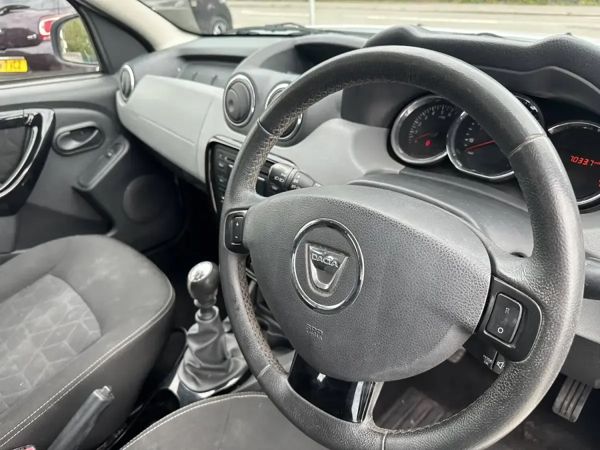 Used Dacia Duster Lauréate 110 HP (80 kW) 2016 White SUV