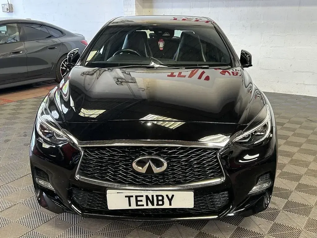 Used Infiniti Q30 Sport Tech 170 HP (125 kW) 2017 Black Hatchback