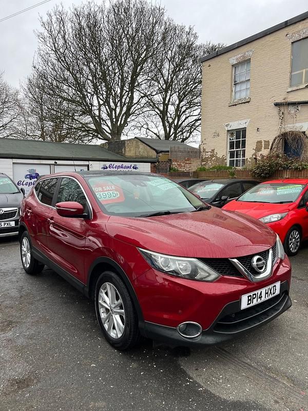 Used Nissan Qashqai Acenta Premium 115 HP (84 kW) 2014 Red SUV