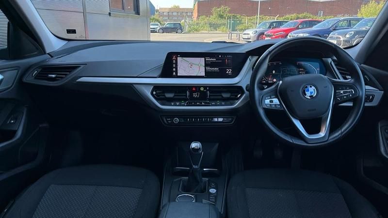 Usado BMW 116 Sport Line 116 CV (85 kW) 2023 Negro Utilitario