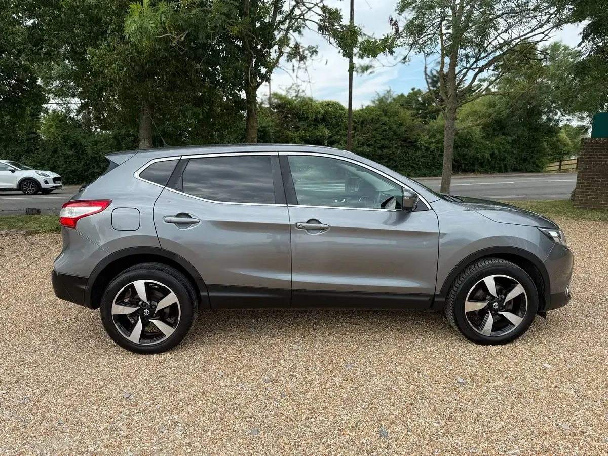 Used Nissan Qashqai N-Connecta 115 HP (84 kW) 2017 Grey SUV